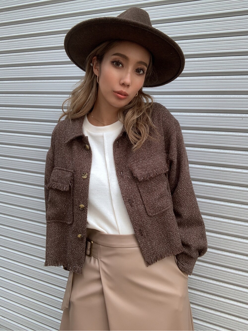 ブラウン系のシャツ/ブラウス、ベージュ系のスカート、ホワイト系のニット/セーターを着用したレディースの秋コーディネートの4枚目の写真