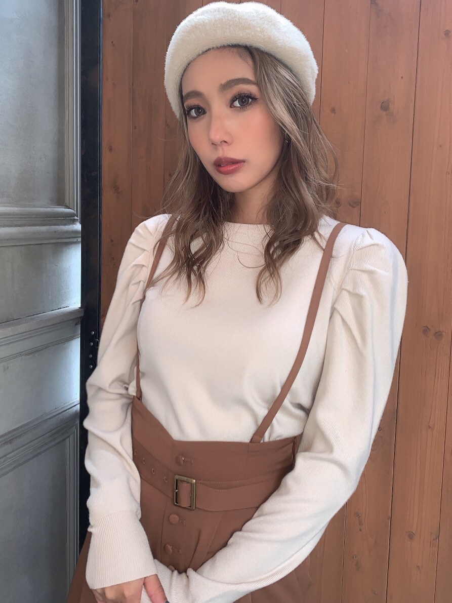 ホワイト系のニット/セーター、その他のその他シューズ、ブラウン系のその他パンツを着用したレディースの秋コーディネートの3枚目の写真