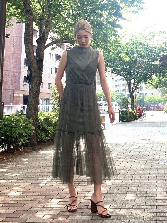 ベージュ系のワンピース、ブラウン系のサンダルを着用したレディースの夏コーディネートの2枚目の写真