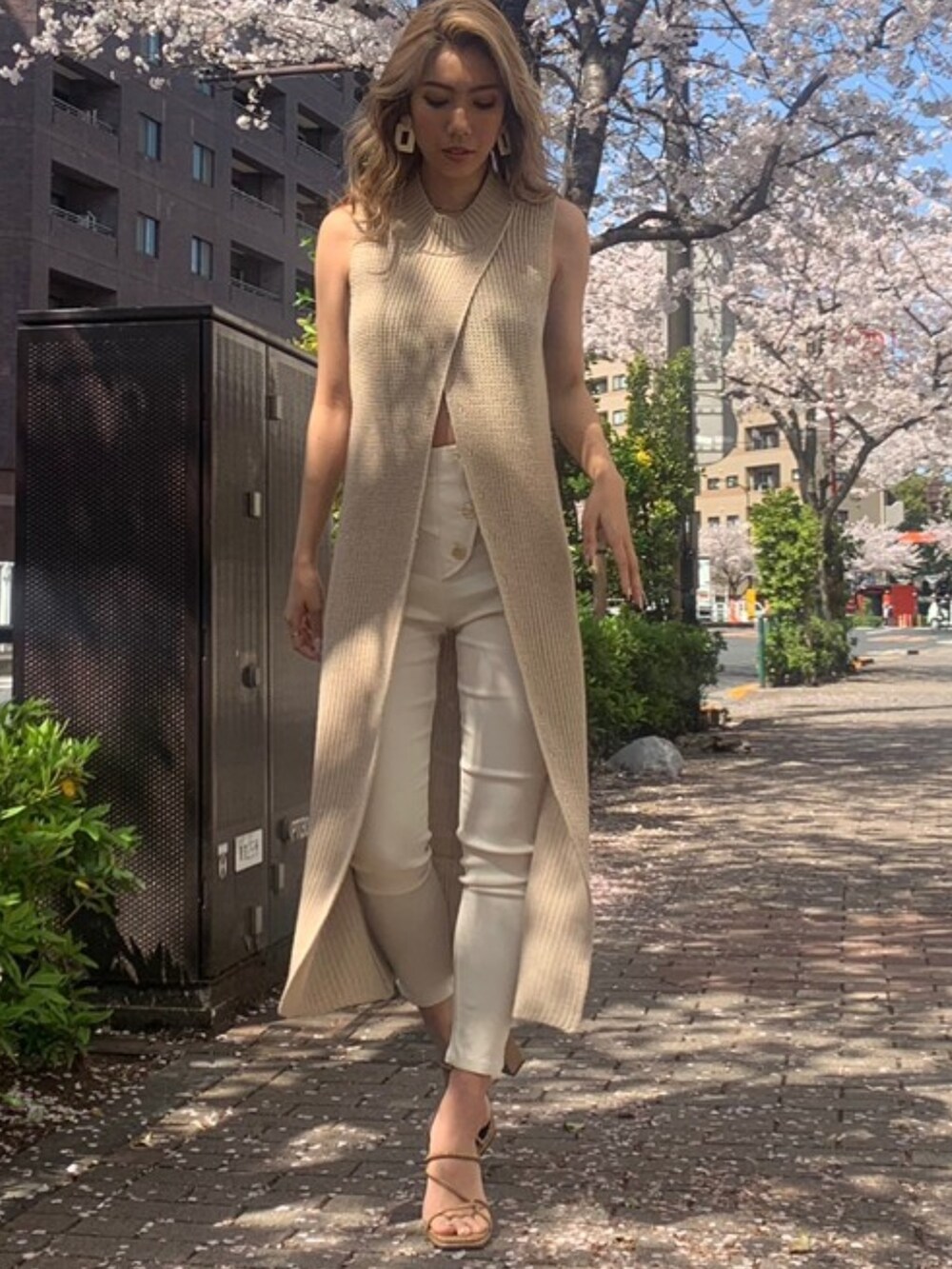 ベージュ系のワンピース、ホワイト系のその他パンツを着用したレディースの春コーディネートの2枚目の写真