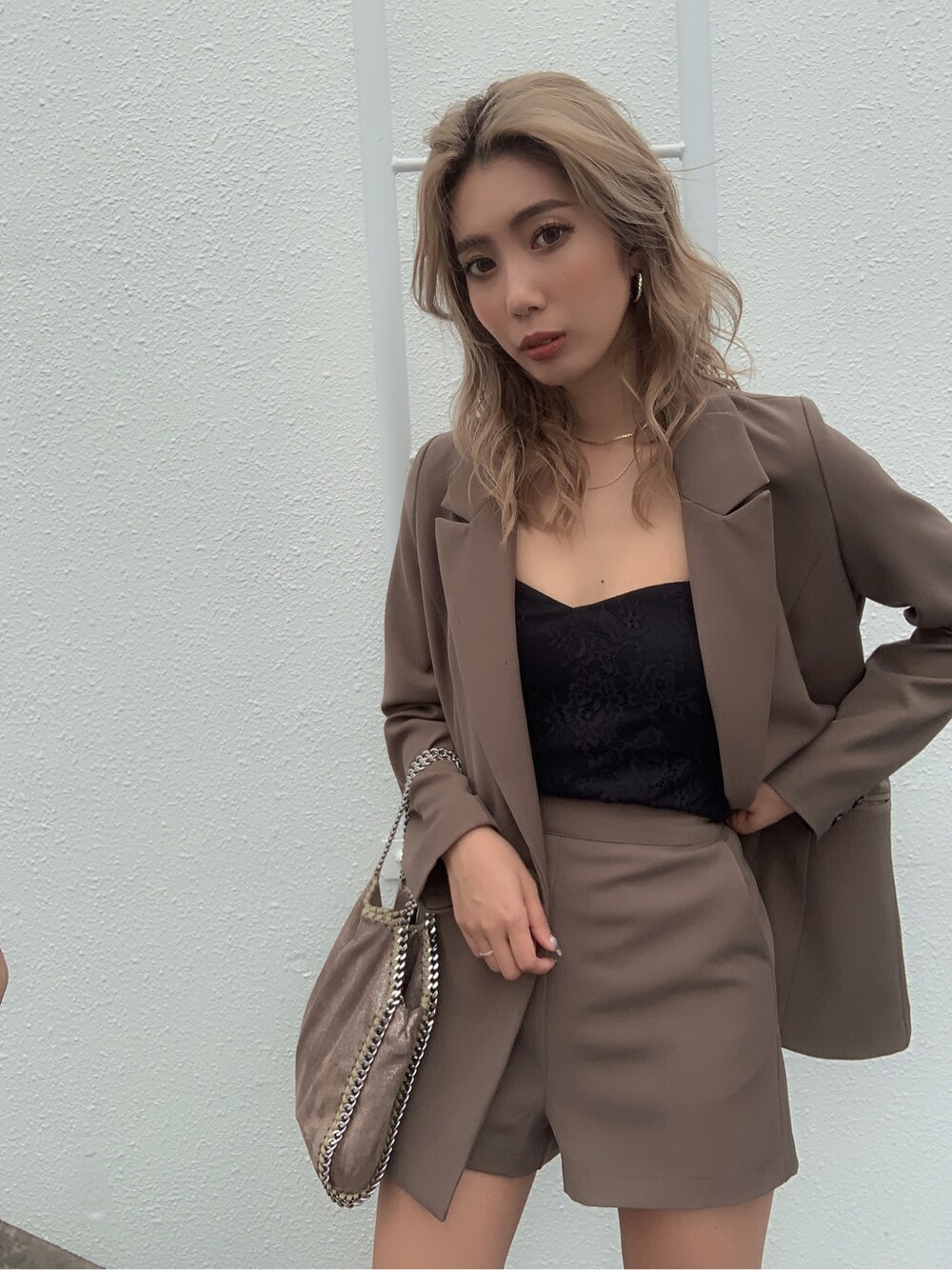 ブラウン系のその他パンツ、ブラウン系のブーツ、ブラック系のチューブトップを着用したレディースの夏コーディネートの4枚目の写真