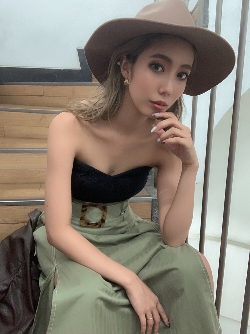 ベージュ系のスカート、ブラック系のチューブトップを着用したレディースの夏コーディネートの4枚目の写真