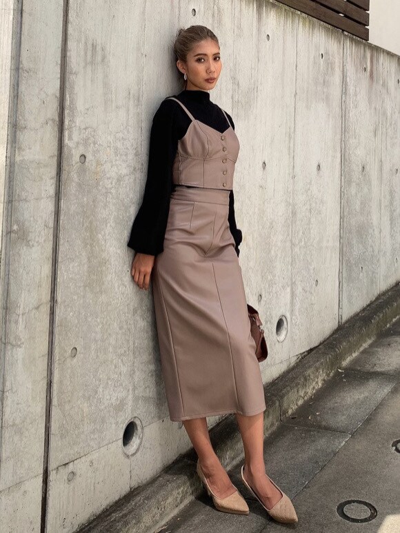 ブラック系のニット/セーター、ベージュ系のパンプス、ブラウン系のハンドバッグを着用したレディースの秋コーディネートの4枚目の写真