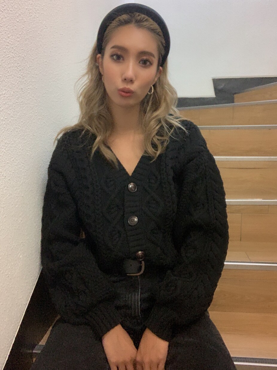 ブラック系のカーディガン/ボレロを着用したレディースの秋コーディネートの2枚目の写真