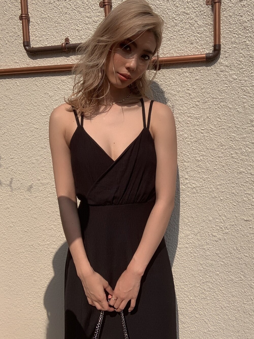 ブラック系のワンピース、ブラウン系のサンダルを着用したレディースの夏コーディネートの3枚目の写真