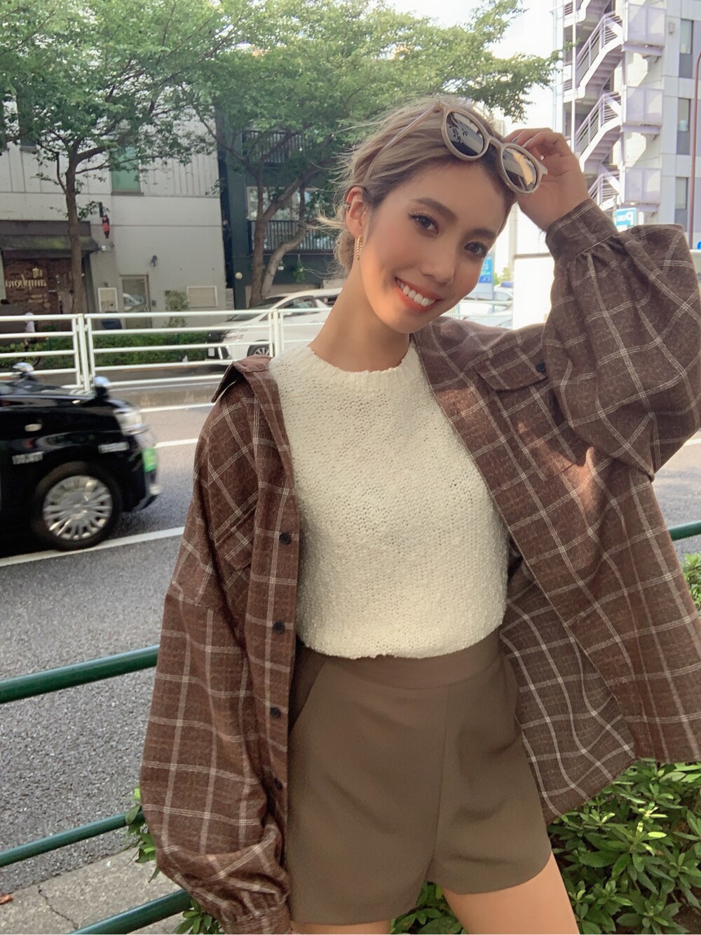 ブラウン系のシャツ/ブラウス、ブラウン系のその他パンツ、ブラウン系のブーツを着用したレディースの夏コーディネートの2枚目の写真