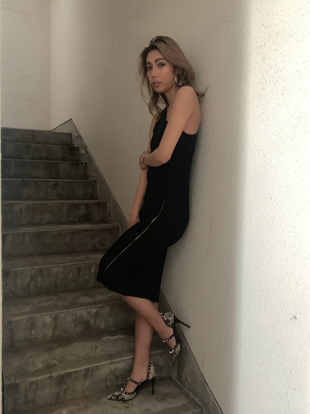 ブラック系のワンピースを着用したレディースの冬コーディネートの2枚目の写真