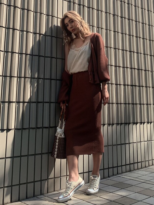 ベージュ系のキャミソール、ブラウン系のスカート、ブラウン系のカーディガン/ボレロを着用したレディースの夏コーディネートの3枚目の写真