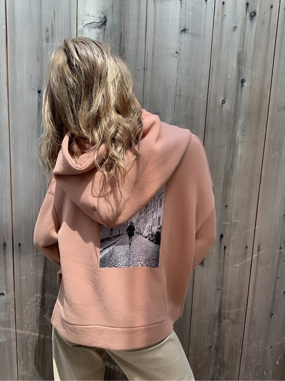 ベージュ系のパーカー、ブラウン系のパンプス、ブラウン系のハンドバッグを着用したレディースの夏コーディネートの5枚目の写真