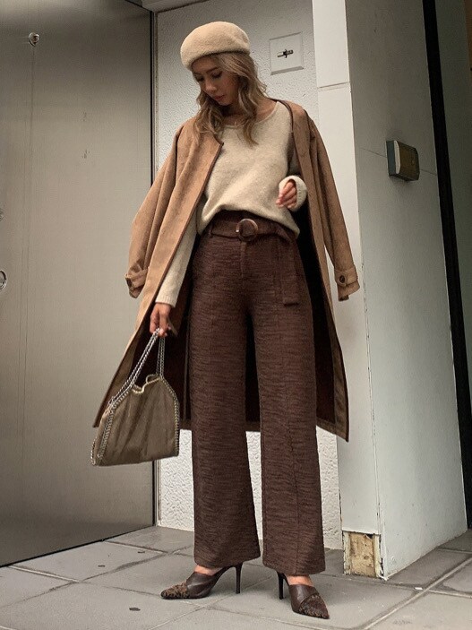 ブラウン系のその他アウター、ブラウン系のその他パンツ、ブラウン系のパンプスを着用したレディースの秋コーディネートの2枚目の写真