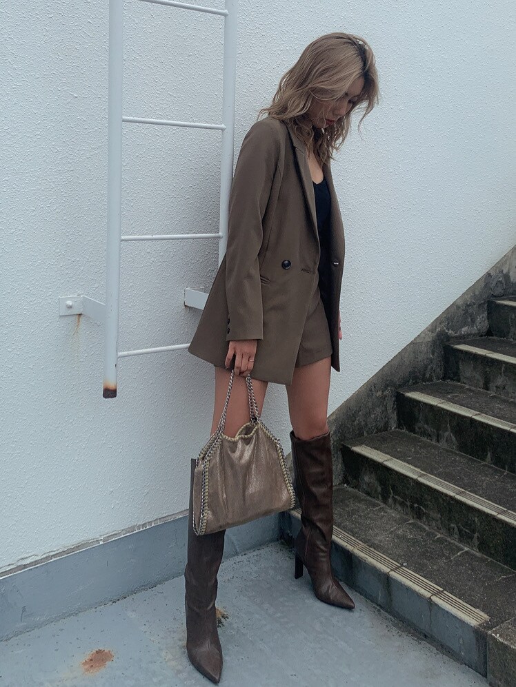 ブラウン系のその他パンツ、ブラウン系のブーツ、ブラック系のチューブトップを着用したレディースの夏コーディネートの2枚目の写真