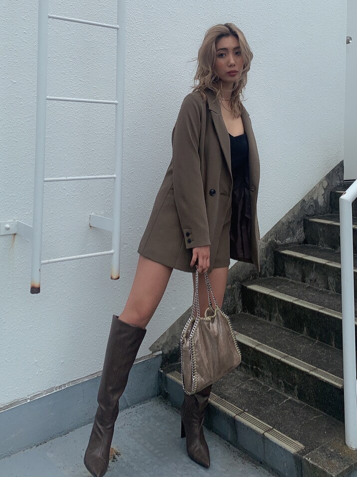 ブラウン系のその他パンツ、ブラウン系のブーツ、ブラック系のチューブトップを着用したレディースの夏コーディネートの3枚目の写真