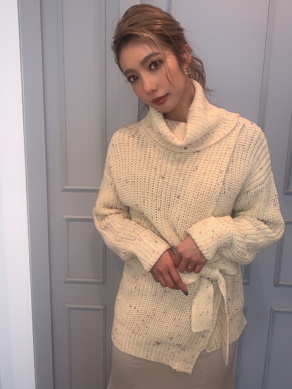 ベージュ系のスカート、ベージュ系のパンプス、その他のニット/セーターを着用したレディースの秋コーディネートの2枚目の写真