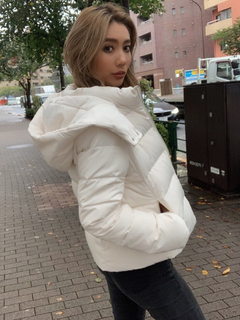 ブラウン系のニット/セーターを着用したレディースの秋コーディネートの3枚目の写真