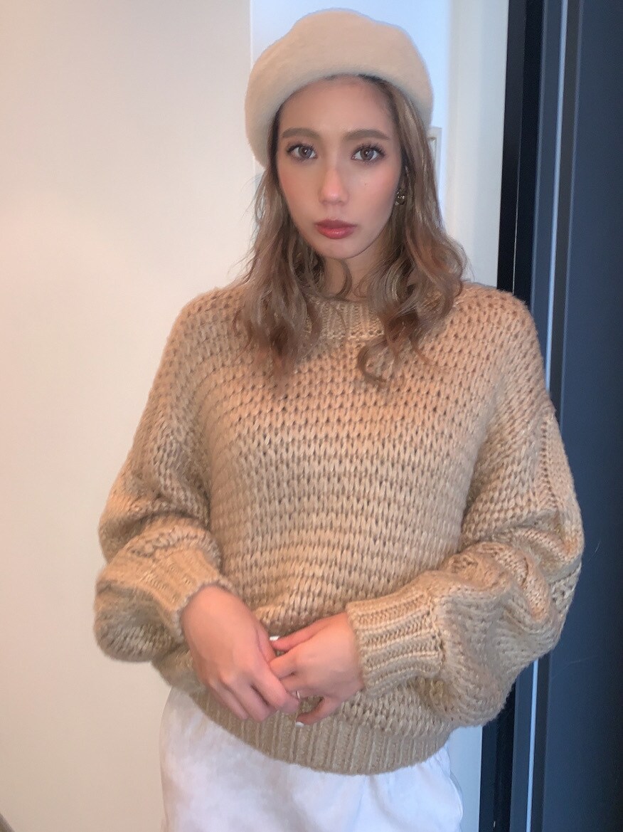 ホワイト系のスカート、ブラウン系のブーツ、ベージュ系のニット/セーターを着用したレディースの秋コーディネートの3枚目の写真