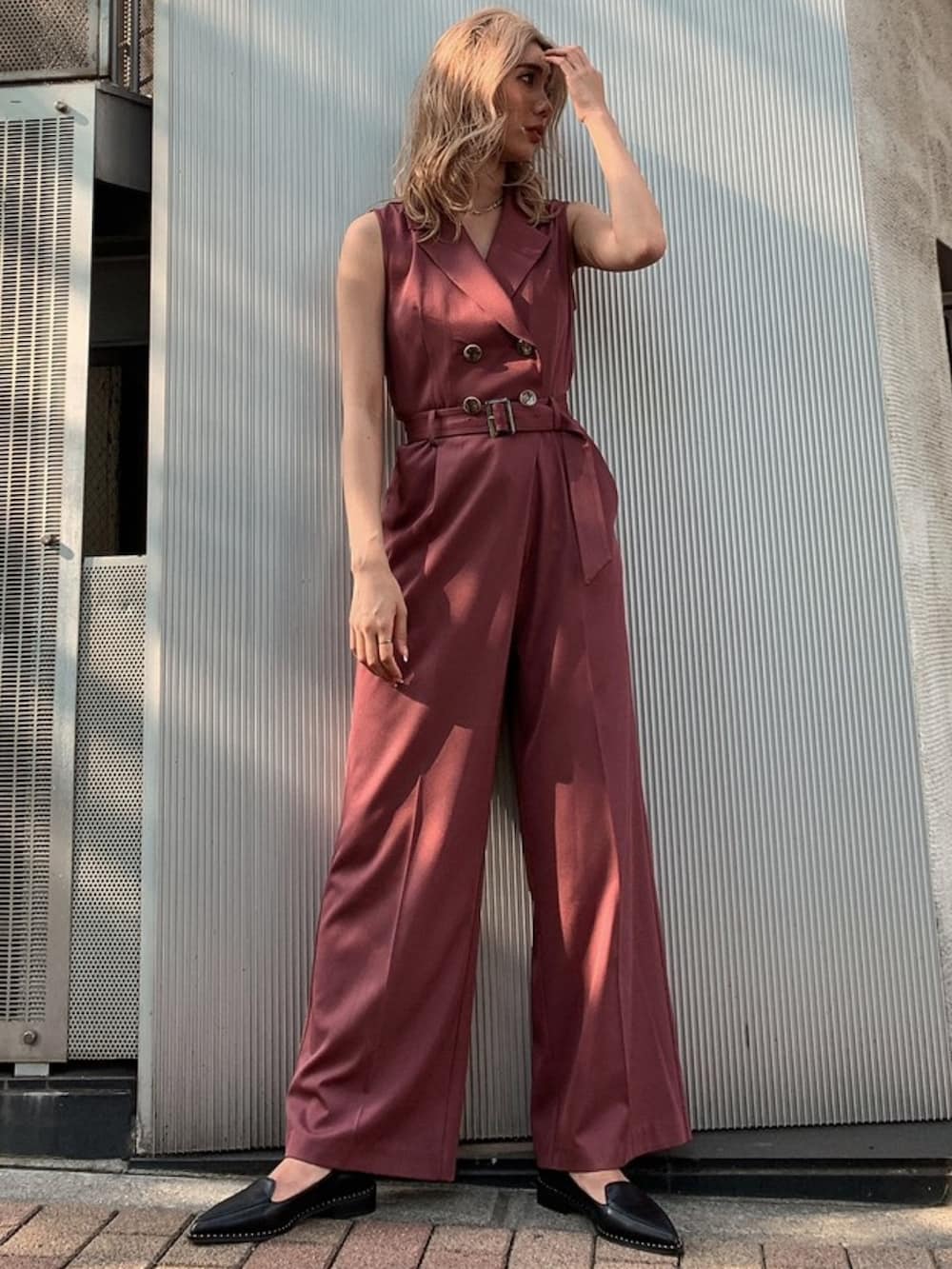 レッド系のつなぎ/オールインワンを着用したレディースの夏コーディネートの3枚目の写真