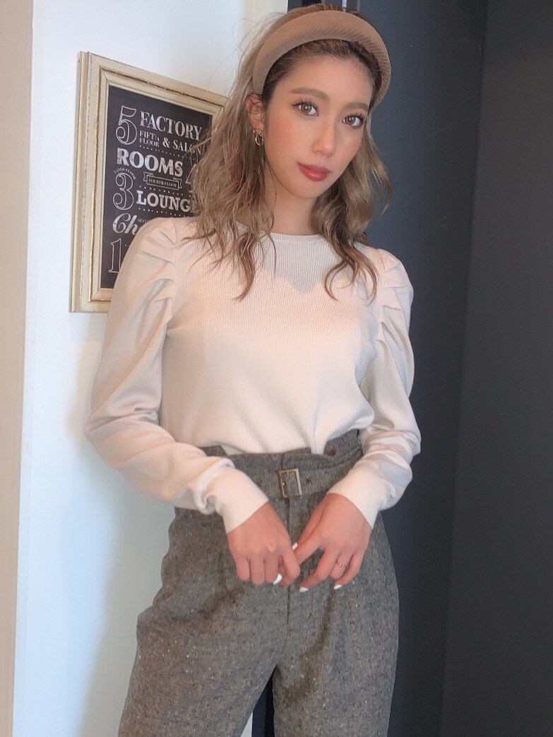 ベージュ系のパンプス、ブラウン系のその他パンツ、ホワイト系のニット/セーターを着用したレディースの秋コーディネートの3枚目の写真