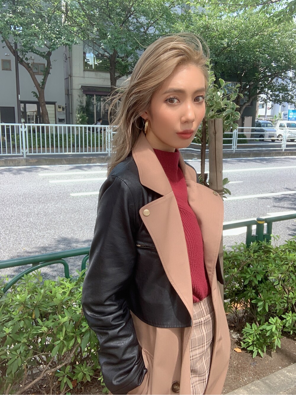 その他のその他パンツ、ブラック系のブーツ、レッド系のニット/セーターを着用したレディースの秋コーディネートの3枚目の写真