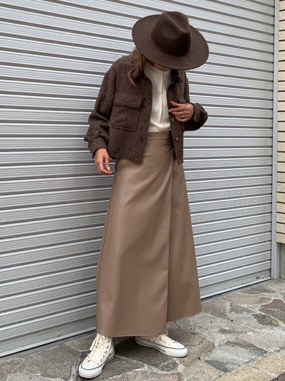 ブラウン系のシャツ/ブラウス、ベージュ系のスカート、ホワイト系のニット/セーターを着用したレディースの秋コーディネートの3枚目の写真