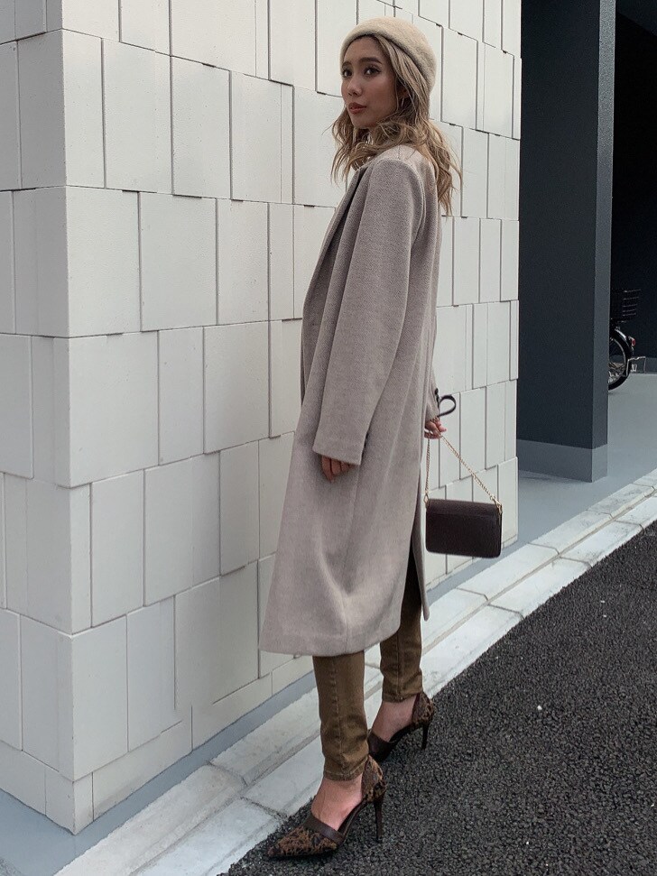 ブラック系のキャミソール、ブラウン系のハンドバッグ、ブラウン系のパンプスを着用したレディースの秋コーディネートの2枚目の写真