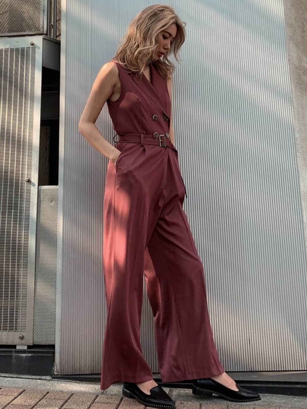 レッド系のつなぎ/オールインワンを着用したレディースの夏コーディネートの2枚目の写真