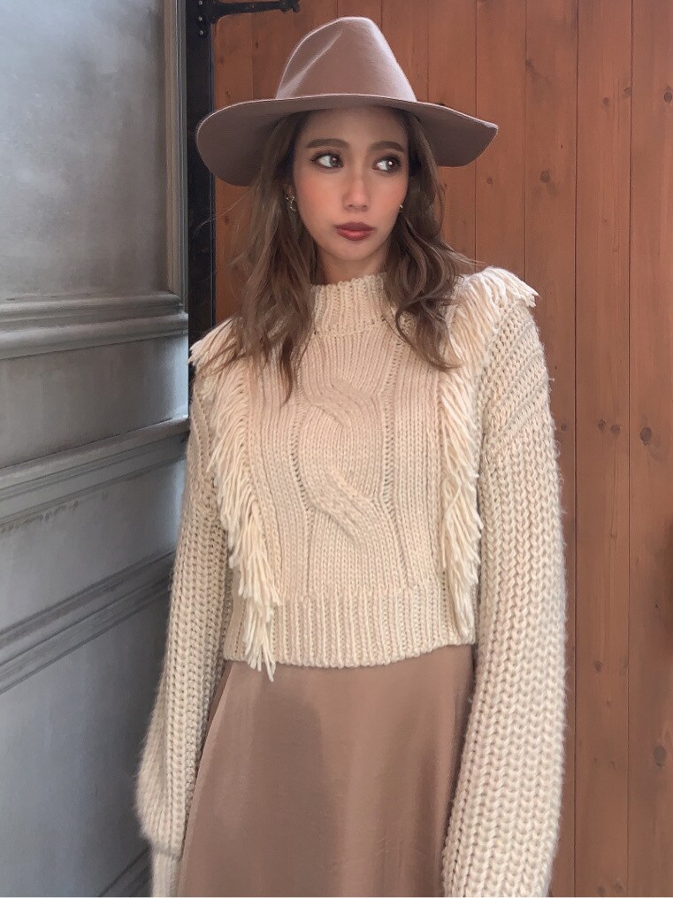 ブラウン系のブーツ、ベージュ系のスカート、ベージュ系のニット/セーターを着用したレディースの秋コーディネートの3枚目の写真