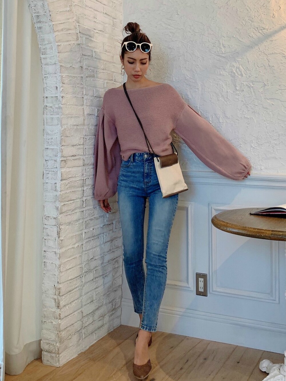 ブルー系のデニムパンツ、ピンク系のニット/セーターを着用したレディースの冬コーディネートの2枚目の写真