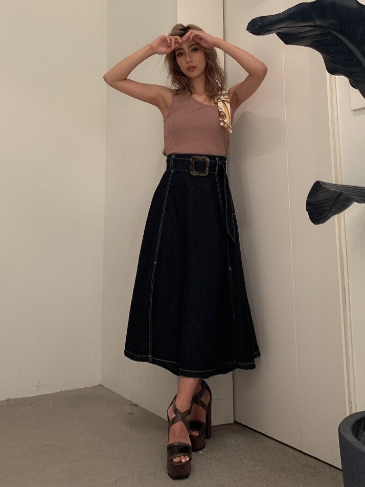 ブルー系のスカート、ベージュ系のサンダル、ベージュ系のタンクトップを着用したレディースの夏コーディネートの3枚目の写真