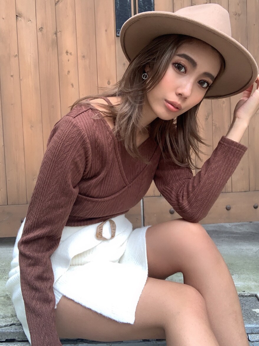 ホワイト系のその他パンツ、ブラウン系のTシャツ/カットソーを着用したレディースの冬コーディネートの2枚目の写真