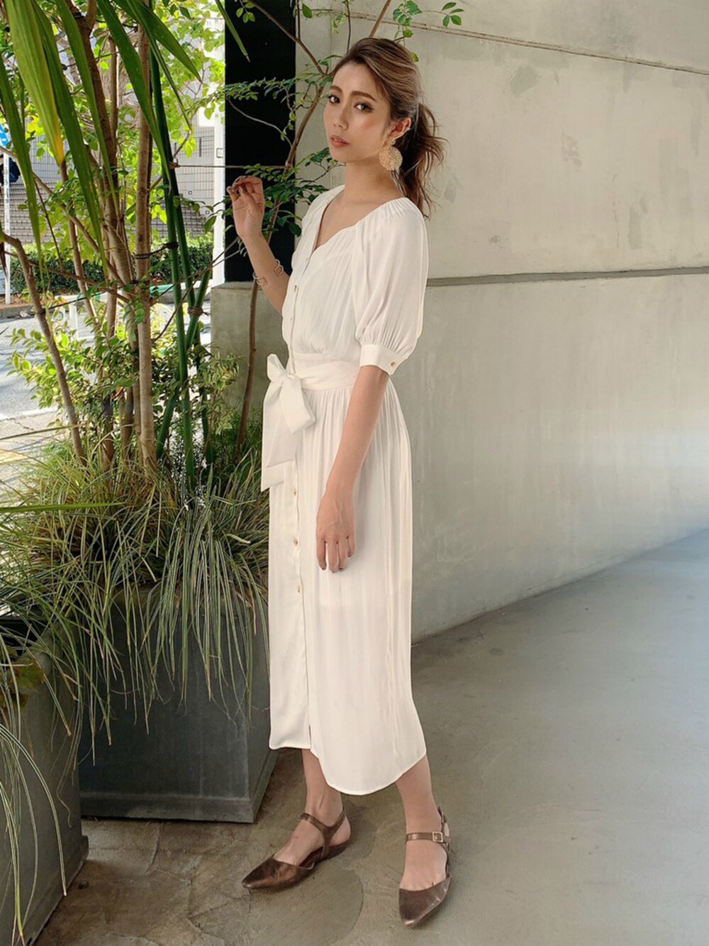 ホワイト系のワンピースを着用したレディースの春コーディネートの2枚目の写真