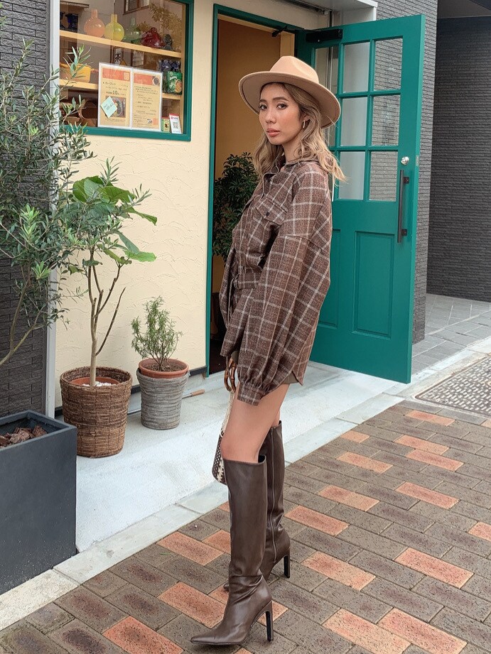 ブラウン系のシャツ/ブラウス、ブラウン系のその他パンツ、ブラウン系のブーツを着用したレディースの夏コーディネートの2枚目の写真