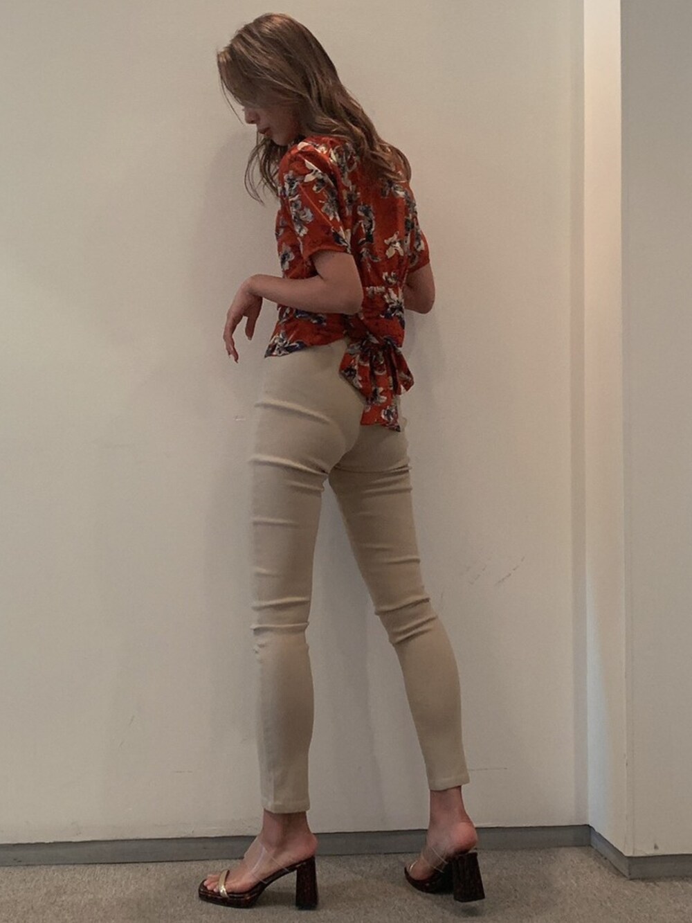 ベージュ系のその他パンツを着用したレディースの春コーディネートの2枚目の写真