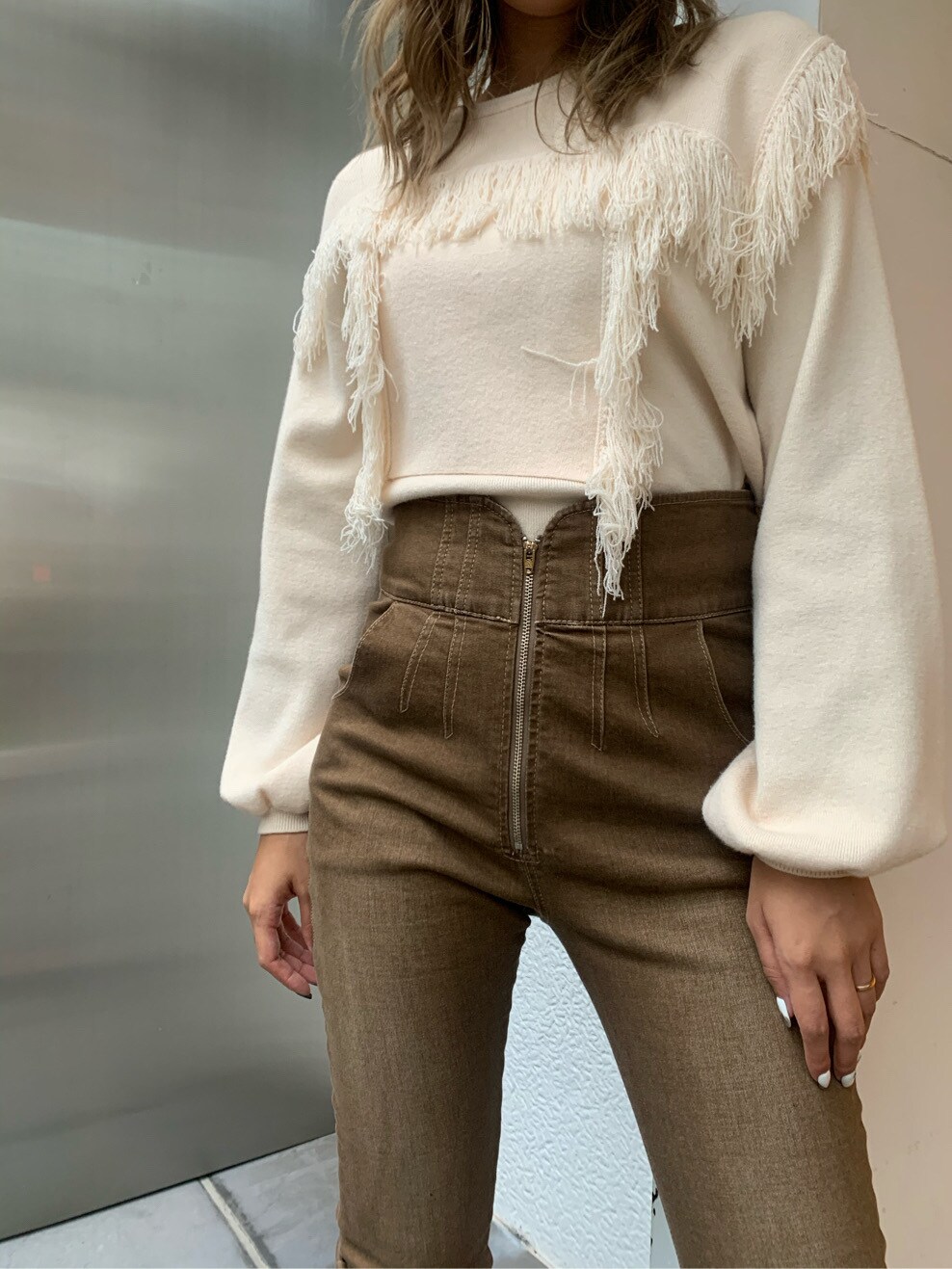 その他のその他シューズ、ベージュ系のデニムパンツ、ホワイト系のニット/セーターを着用したレディースの秋コーディネートの3枚目の写真