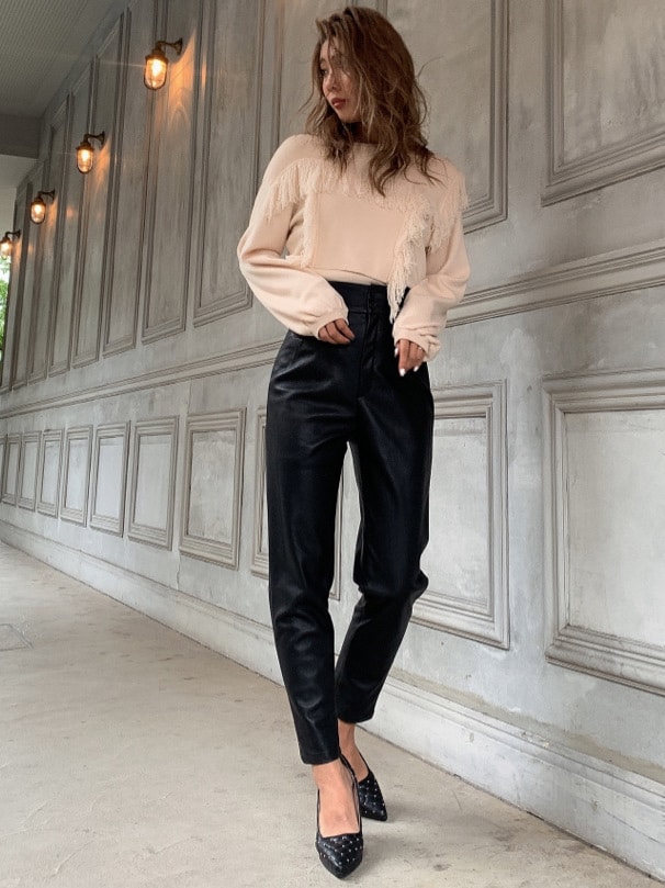 ブラック系のその他パンツ、ブラック系のパンプス、ホワイト系のニット/セーターを着用したレディースの秋コーディネートの2枚目の写真