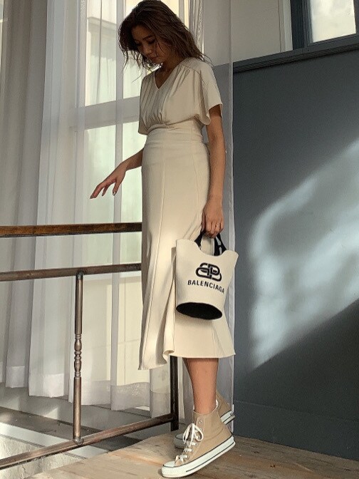 ホワイト系のワンピースを着用したレディースの冬コーディネートの3枚目の写真