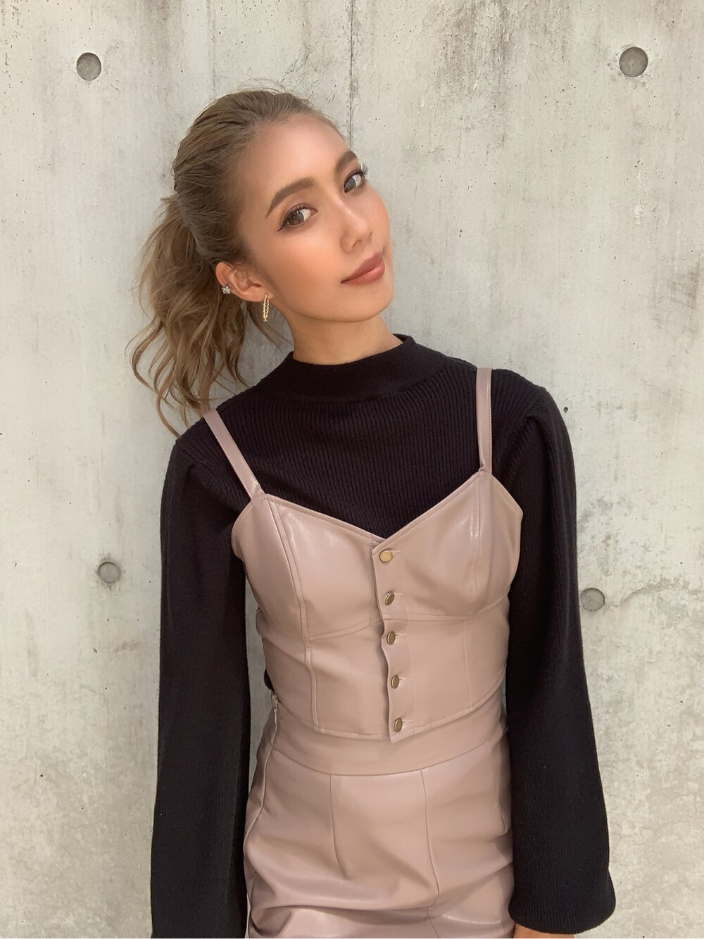 ブラック系のニット/セーター、ベージュ系のパンプス、ブラウン系のハンドバッグを着用したレディースの秋コーディネートの5枚目の写真