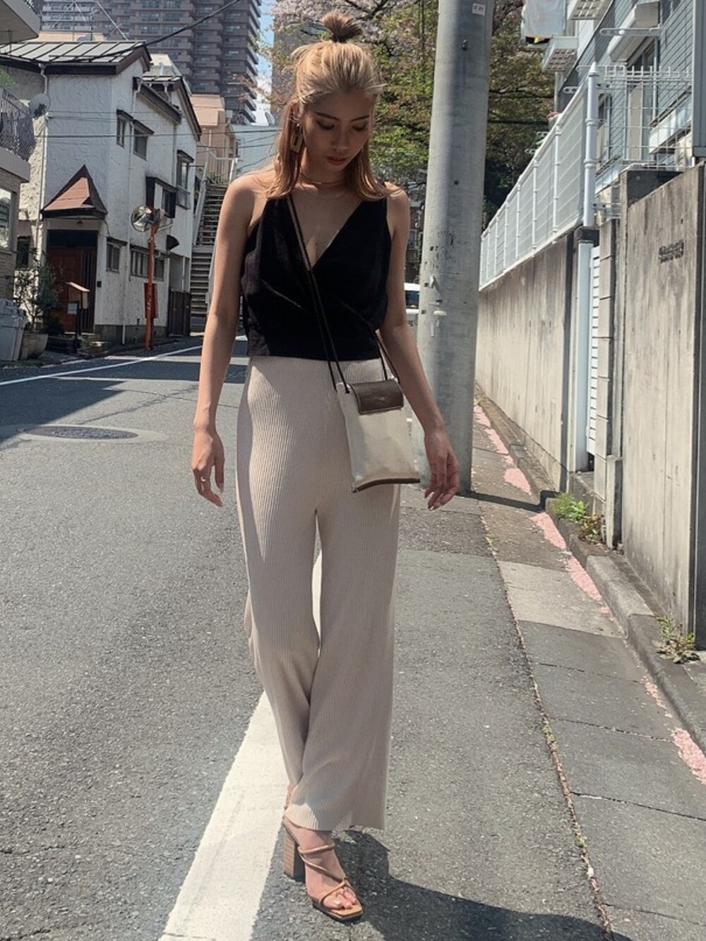 ベージュ系のその他パンツ、ブラック系のタンクトップ、ベージュ系のサンダルを着用したレディースの夏コーディネートの2枚目の写真