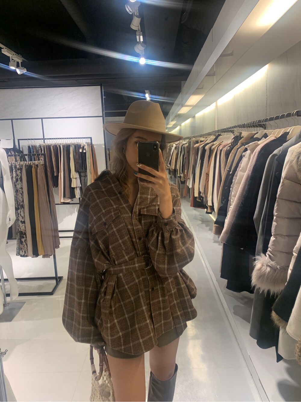 ブラウン系のシャツ/ブラウス、ブラウン系のその他パンツ、ブラウン系のブーツを着用したレディースの夏コーディネートの4枚目の写真