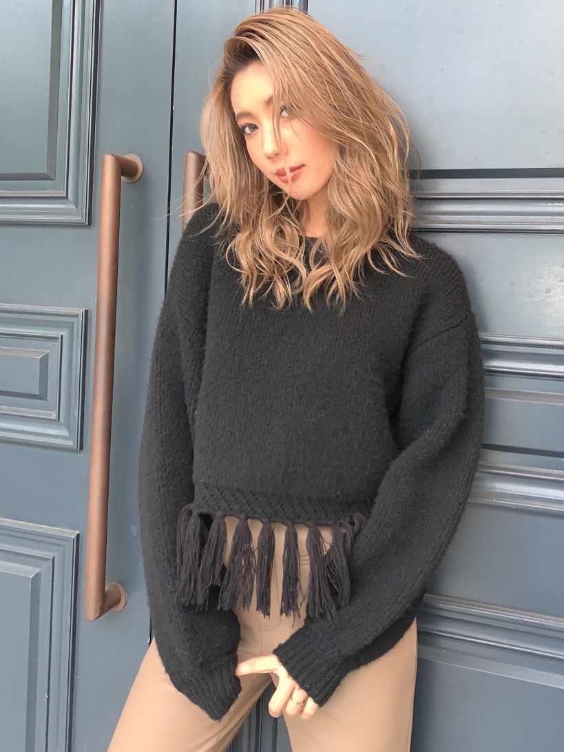 ベージュ系のその他パンツ、ブラック系のニット/セーターを着用したレディースの秋コーディネートの3枚目の写真