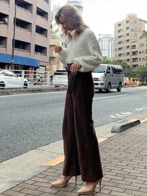 ブラウン系のその他パンツ、ベージュ系のパンプス、ホワイト系のニット/セーターを着用したレディースの秋コーディネートの2枚目の写真