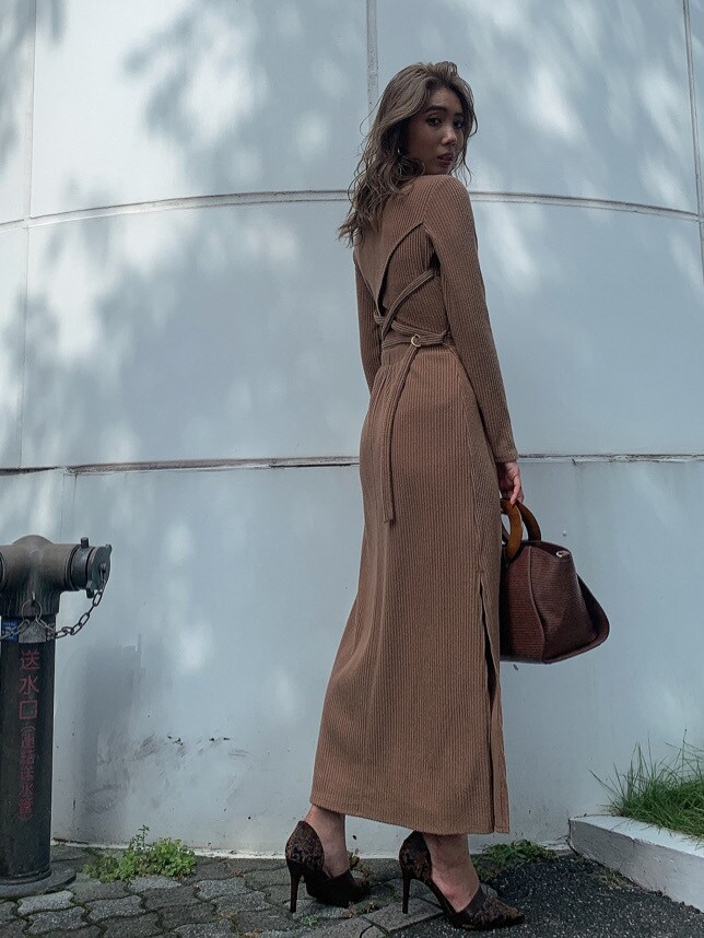 ブラウン系のパンプス、ブラウン系のハンドバッグを着用したレディースの秋コーディネートの2枚目の写真