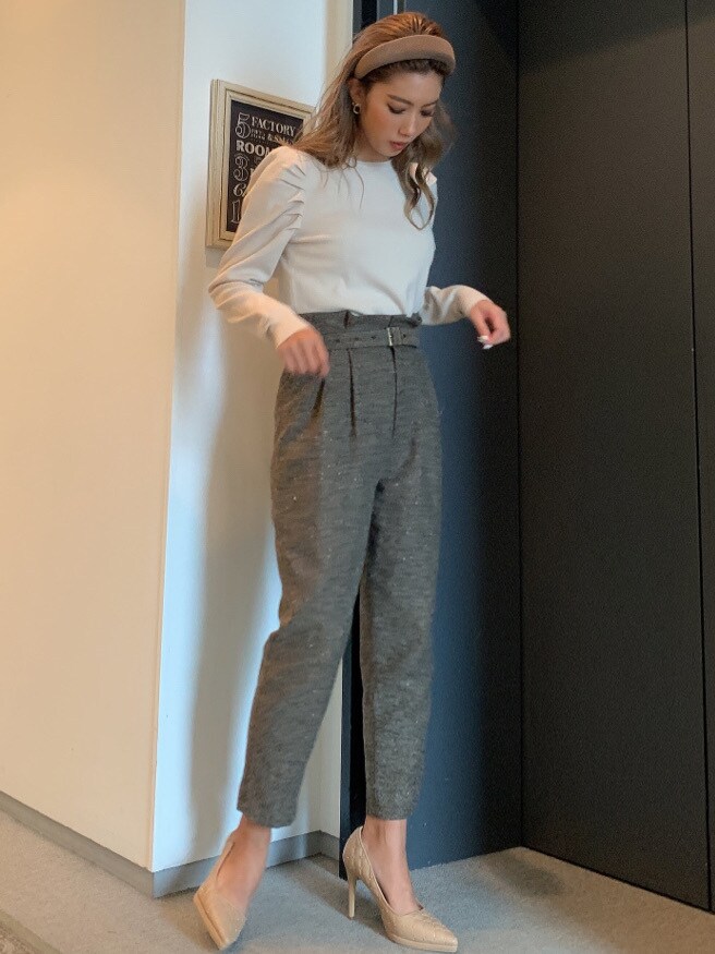 ベージュ系のパンプス、ブラウン系のその他パンツ、ホワイト系のニット/セーターを着用したレディースの秋コーディネートの2枚目の写真