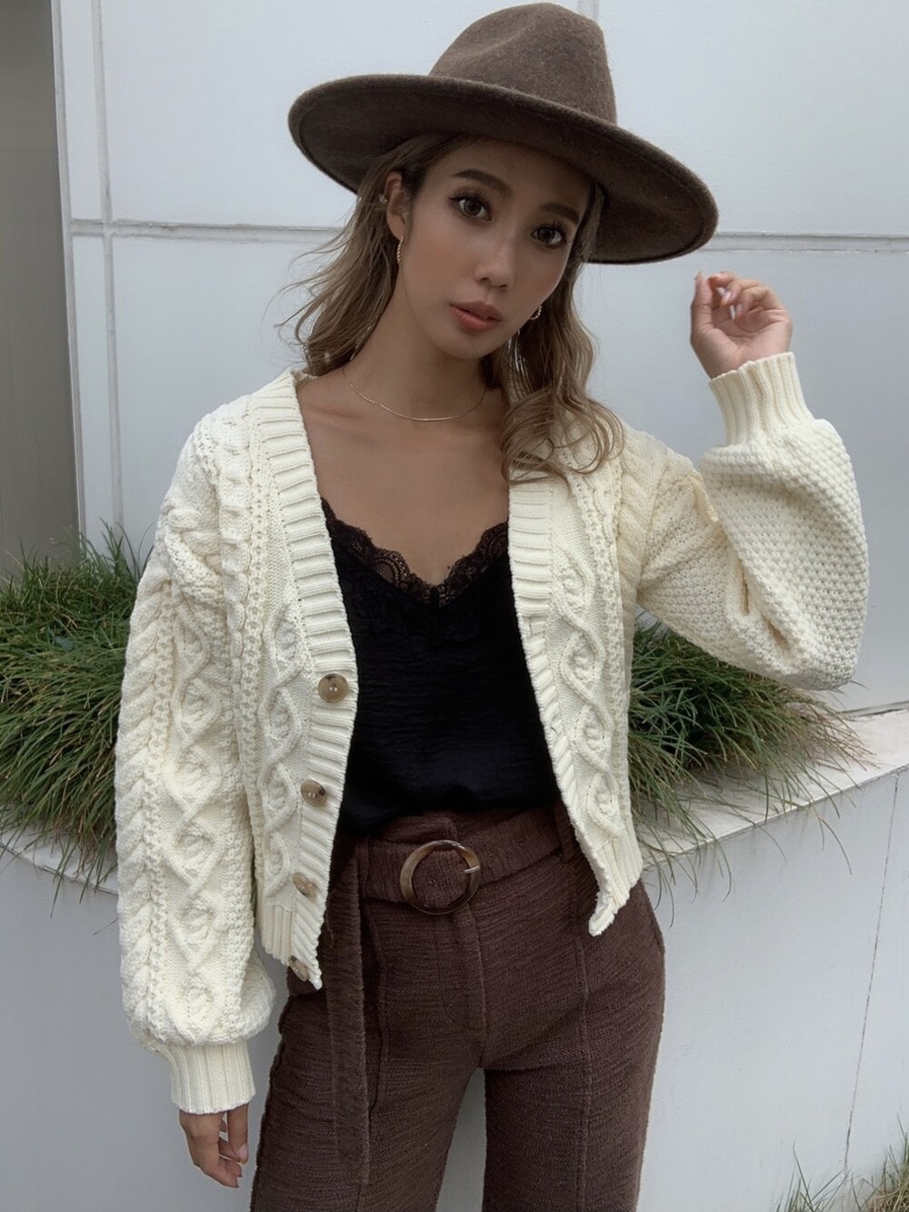 ホワイト系のカーディガン/ボレロ、ブラック系のキャミソール、ブラック系のその他シューズを着用したレディースの秋コーディネートの2枚目の写真