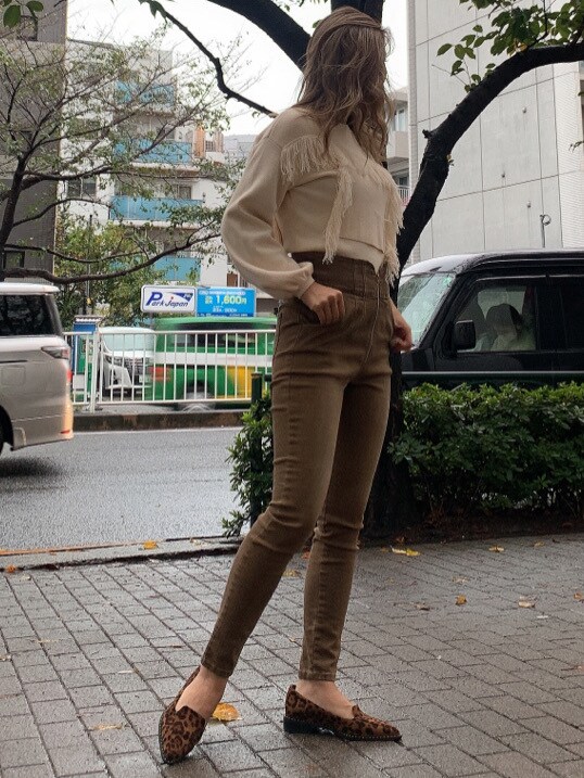 その他のその他シューズ、ベージュ系のデニムパンツ、ホワイト系のニット/セーターを着用したレディースの秋コーディネートの2枚目の写真