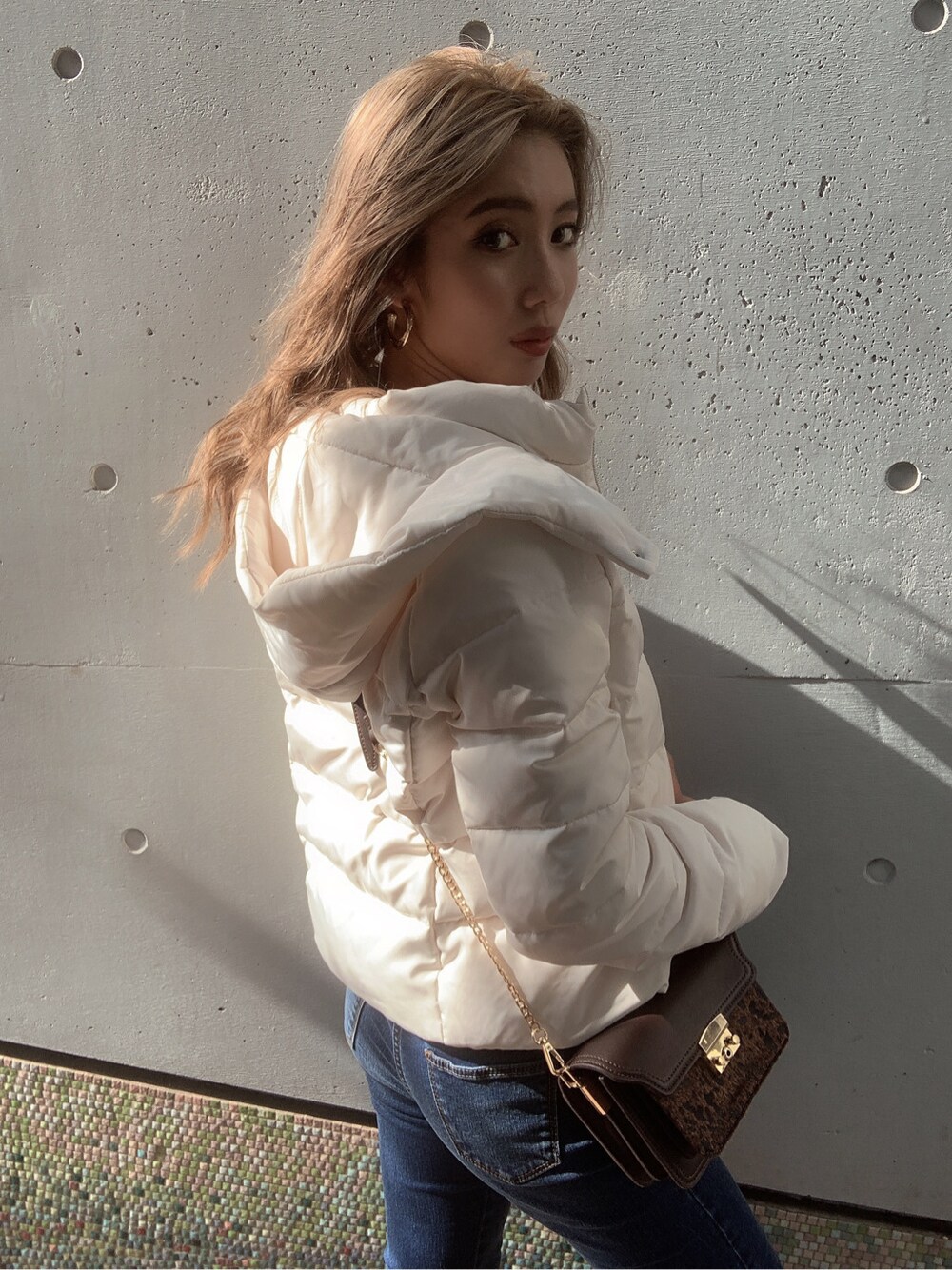 ブラック系のブーツ、ブラック系のキャミソール、ブラウン系のハンドバッグを着用したレディースの夏コーディネートの3枚目の写真