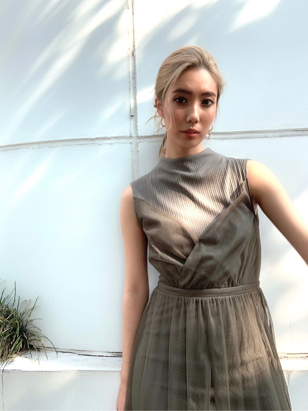 ベージュ系のワンピース、ブラウン系のサンダルを着用したレディースの夏コーディネートの3枚目の写真