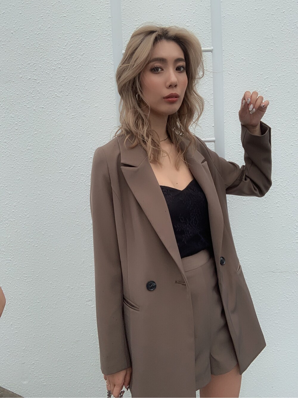 ブラウン系のその他パンツ、ブラウン系のブーツ、ブラック系のチューブトップを着用したレディースの夏コーディネートの5枚目の写真