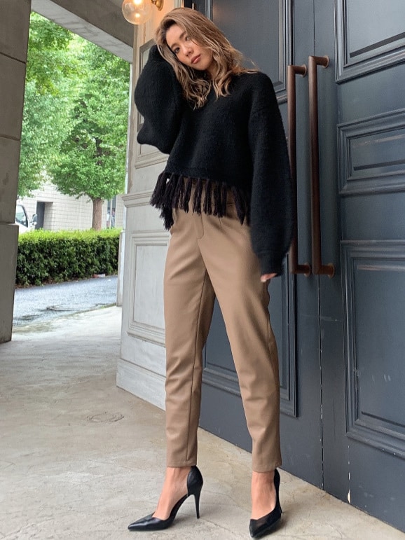 ベージュ系のその他パンツ、ブラック系のニット/セーターを着用したレディースの秋コーディネートの2枚目の写真