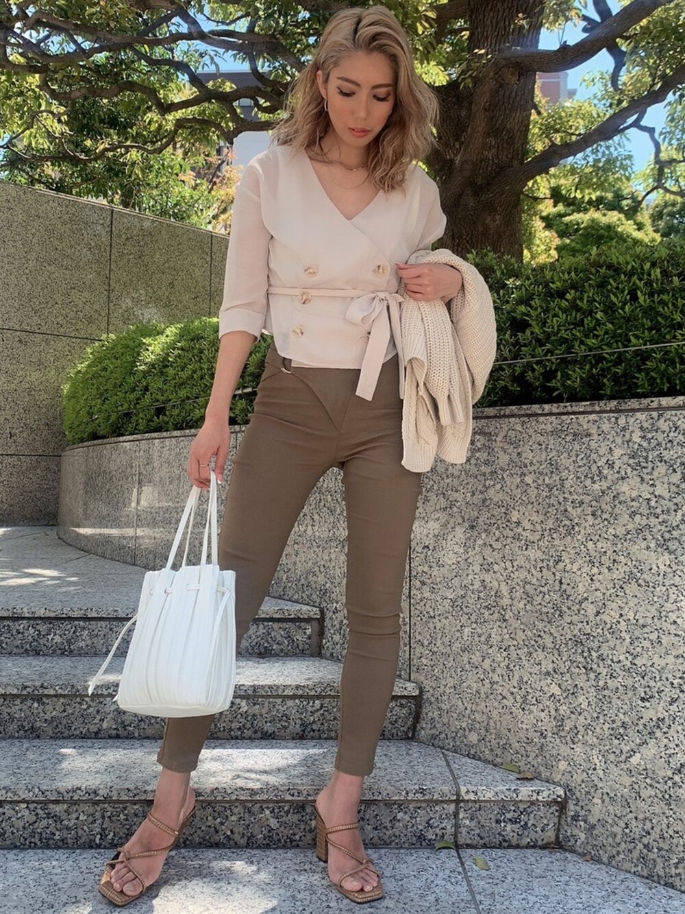 ホワイト系のカーディガン/ボレロ、ベージュ系のその他パンツ、ベージュ系のノーカラージャケットを着用したレディースの春コーディネートの2枚目の写真
