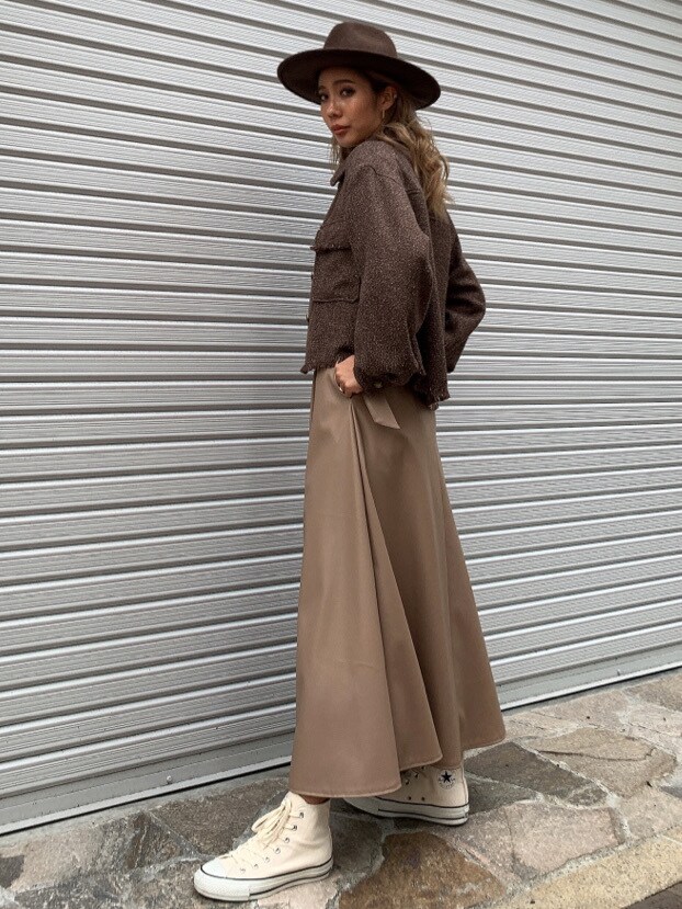 ブラウン系のシャツ/ブラウス、ベージュ系のスカート、ホワイト系のニット/セーターを着用したレディースの秋コーディネートの2枚目の写真
